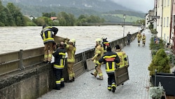 Auch in Rattenberg im Tiroler Unterland wurde am Montag der Hochwasserschutz hochgefahren. (Bild: zoom.tirol)