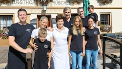 Geballte Rüscher-Power: „Chef“ Hannes mit Frau Claudia und Sohn Benjamin (der zweijährige Sebastian ist nicht auf dem Foto, er spielte lieber in der Kinderkrippe), Mama Anni, Papa Bernhard und Bruder Robert mit Frau Karo, Annika und Philipp (Bild: Christian Jauschowetz)