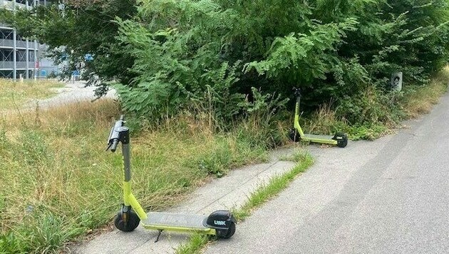 Falsch geparkte Scooter auf der Praterbrücke (Bild: Anton Mahdalik)