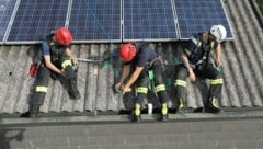 Seit Freitagabend sichern Feuerwehrkräfte Dächer in Knittelfeld und Spielberg. (Bild: Thomas Zeiler)