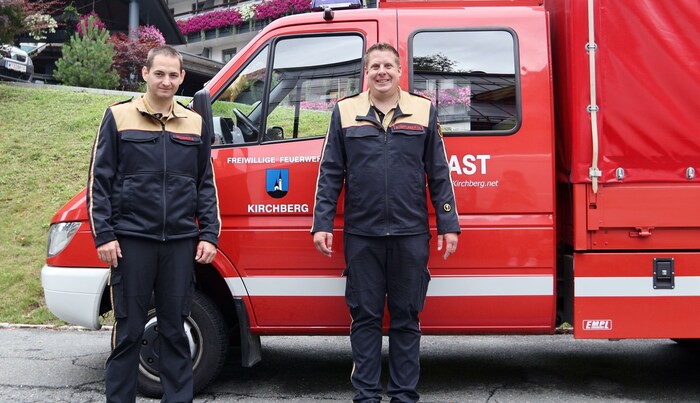 Die Feuerwehrmänner haben einen alten Bauernschrank gebracht.