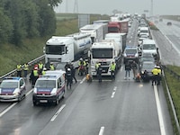 Demonstranten auf der Westautobahn (Bild: Petra Weichhart)