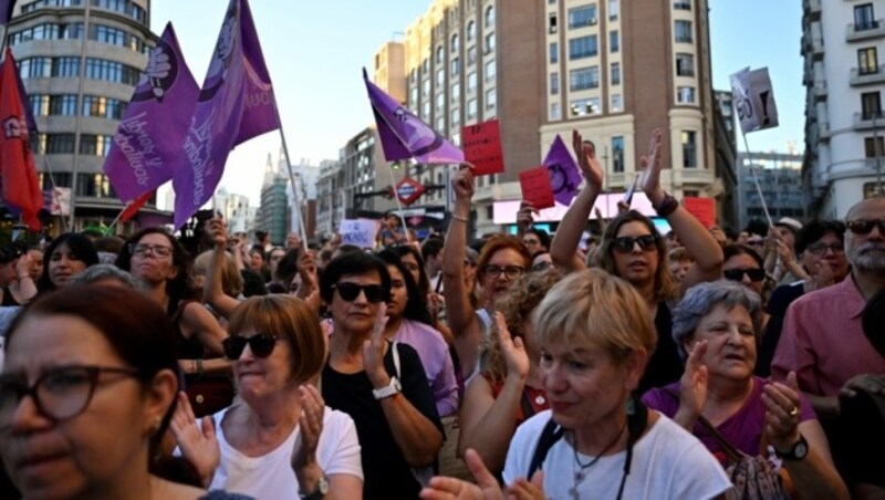 Tausende Menschen hatten sich in Madrid versammelt und demonstrierten gegen Sexismus im Fußball. (Bild: APA/AFP/OSCAR DEL POZO)