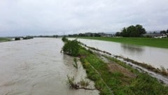 Die Rheinvorländer mussten teilweise schon gesperrt werden. (Bild: APA/JOCHEN HOFER)