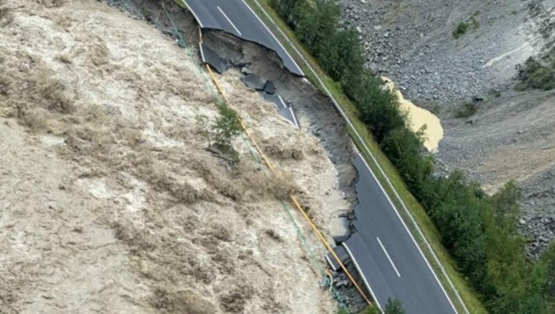 Entlang der B186 Ötztal Straße wurden Teile der Fahrbahn durch die Fluten weggerissen. (Bild: zoom.tirol)