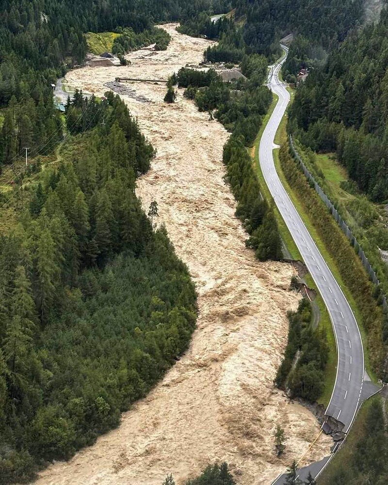 Im Bild oben die Brücke inmitten der Wassermassen. (Bild: zoom.tirol)