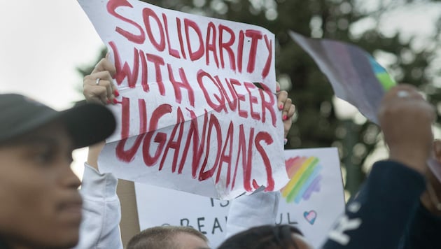 Protest in Südafrika wegen des Anti-LGBTQ-Gesetzes in Uganda (Bild: AFP)