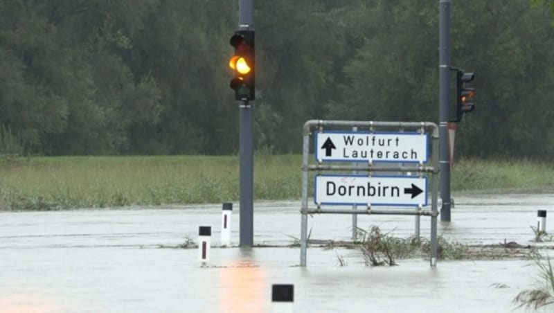 Im Ried stand die Straße unter Wsser. (Bild: Maurice Shourot)