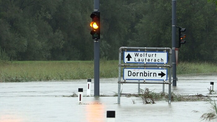 Im Ried stand die Straße unter Wsser.