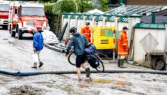 Weil es über Nacht nicht mehr so stark geregnet hat, beginnen im Pongau wie hier in Bischofshofen und Pinzgau die Aufräumarbeiten. (Bild: Gerhard Schiel)