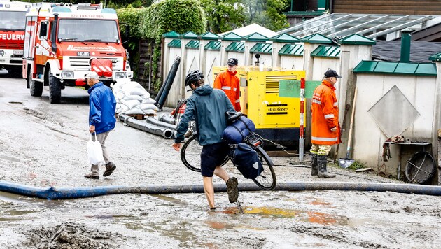 Weil es über Nacht nicht mehr so stark geregnet hat, beginnen im Pongau wie hier in Bischofshofen und Pinzgau die Aufräumarbeiten. (Bild: Gerhard Schiel)