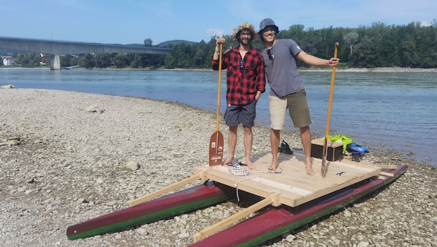 Parzer und Gaggl sammeln Müll am Ufer des Flusses ein. (Bild: Südwind/stefanie Marek)