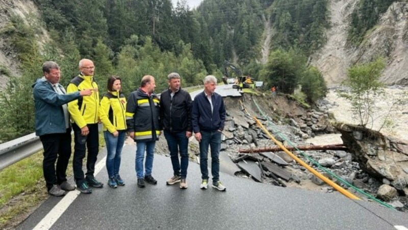 BM Jakob Wolf unter anderem mit LH Mattle und LR Mair (von links) beim Lokalaugenschein. (Bild: zVg)