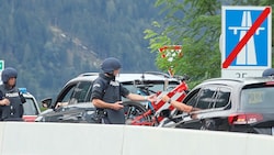 Nach dem Überfall wurde in Tirol eine Alarmfahndung ausgelöst. Diese verlief erfolglos. (Bild: Birbaumer Johanna, Krone KREATIV)