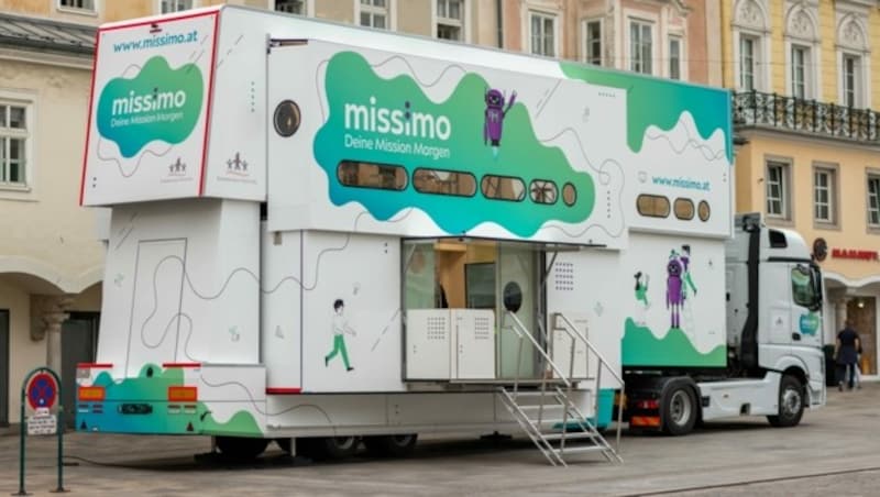 Der „missimo“-Truck ist 16,5 Meter lang, 6,5 Meter hoch, 22 Tonnen schwer und bestückt mit interaktiven Stationen zu den Themen Robotik, Sensorik, Bionik, Coding und Künstliche Intelligenz. (Bild: APA/MAGDALENA SICK-LEITNER)