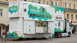 Der „missimo“-Truck ist 16,5 Meter lang, 6,5 Meter hoch, 22 Tonnen schwer und bestückt mit interaktiven Stationen zu den Themen Robotik, Sensorik, Bionik, Coding und Künstliche Intelligenz. (Bild: APA/MAGDALENA SICK-LEITNER)
