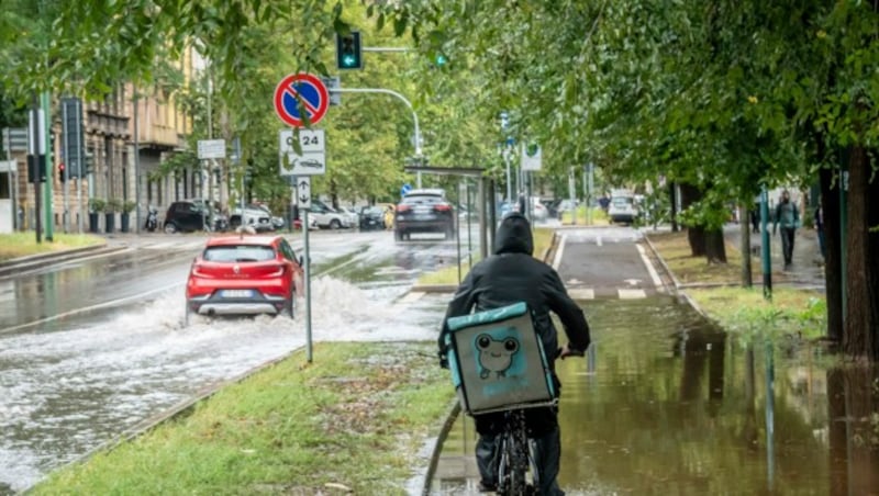 In Mailand sind nach dem Starkregen Straßen überflutet. (Bild: AP/LaPresse)