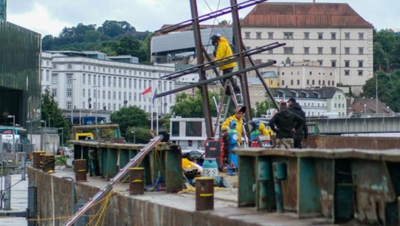 Erste Aufbauarbeiten haben begonnen (Bild: Horst Einöder/Flashpictures)