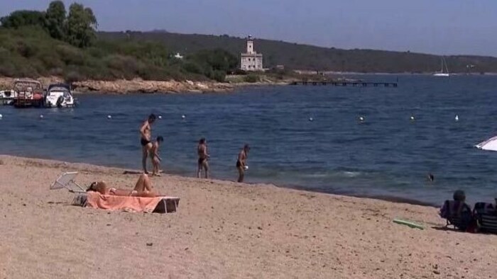 Ein Strand auf der italienischen Insel Sardinien