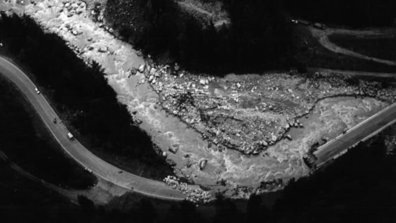 Das Foto zeigt jene Stelle, an der die Menschen von der Ache mitgerissen wurden. (Bild: Ortschronik Längenfeld)