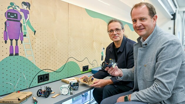 Marco Alfter (r.) von der Stiftung Kaiserschild mit Ars-Electronica-Chef Gerfried Stocker im missimo-Truck. (Bild: Harald Dostal)