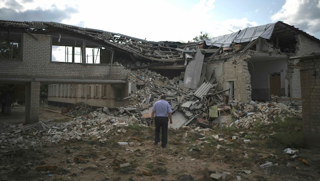 Ein Schuldirektor steht vor einer zerstörten Schulbibliothek in der ukrainischen Stadt Kupansk. (Bild: Associated Press)