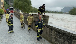 In Rattenberg bauten die Kameraden den Hochwasserschutz am Inn auf. (Bild: ZOOM.TIROL)
