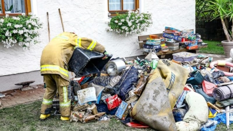 Mehr als 1500 Mann der Feuerwehren waren im Dauereinsatz. (Bild: Gerhard Schiel)