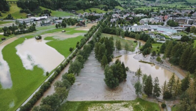 Die Gasteiner Ache überflutete weite Teile des Tals. (Bild: EXPA)