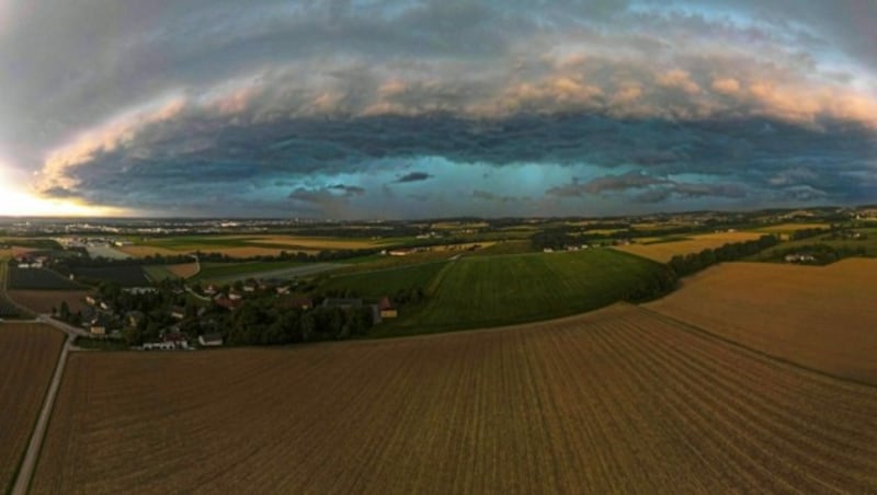 Es war eine gewaltige Superzelle, die am Wochenende über dem oberösterreichischen Holzhausen das nahende Unheil ankündigte. (Bild: Christian Schürrer)