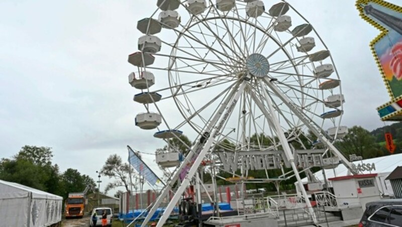 Die Feuerwehren griffen rasch ein, sicherten auch das beliebte Riesenrad ab. (Bild: EVELYN HRONEK)