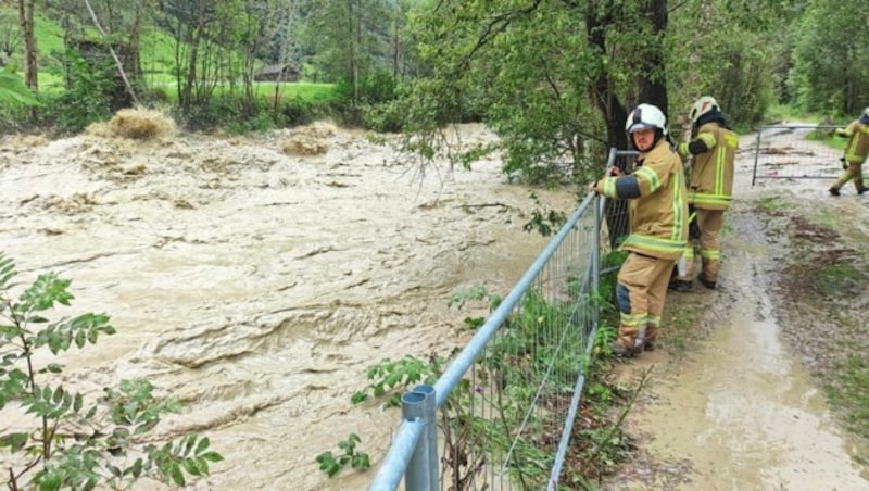 Die Feuerwehr Wenns im Pitztal verhinderte, dass der Talfluss Pitze über die Ufer trat und Siedlungsgebiet gefährdete. (Bild: FF Wenns)