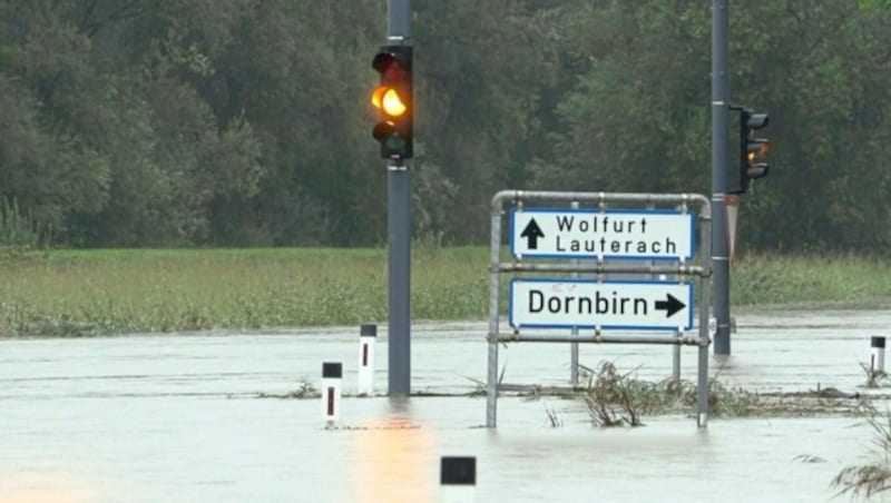 Geflutete Straßen: Kein Weiterkommen möglich! (Bild: Maurice Shourot)