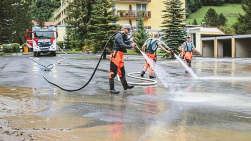 In Bad Hofgastein trat die Gasteiner Ache über die Ufer. An 75 Einsatzorten musste die Freiwillige Feuerwehr helfen. (Bild: EXPA Pictures)