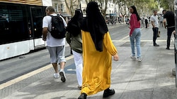 Eine junge Muslima in Marseille mit einer gelben Abaya (Bild: APA/AFP/Nicolas TUCAT)