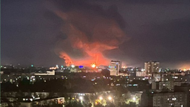 Ein Drohnenschwarm hat in Pskow vier russische Frachtflugzeuge zerstört. (Bild: t.me/maxifednews/9283)