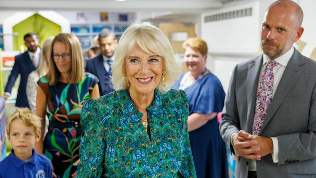 Bei ihrem Besuch an der Grundschule in London strahlte die Königin von einem, zum anderen Ohr. (Bild: Doug Seeburg/Pool Photo via AP)