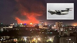 Eine dicke Rauchsäule ragt nach der Drohnenattacke über der russischen Stadt Pskow empor, vier Il-76 (Bild) sollen zerstört worden sein. (Bild: t.me/maxifednews/9283 Wikipedia, Krone KREATIV)