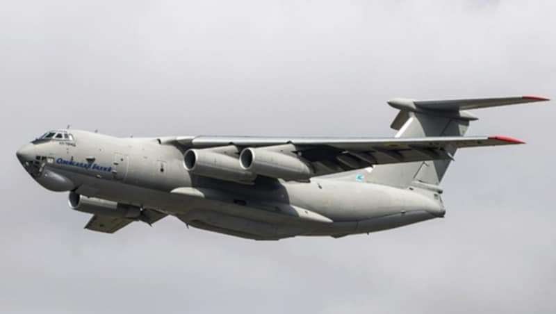 Die Iljuschin Il-76 ist ein schweres Transportflugzeug, das in der Sowjetunion entwickelt wurde und bis heute in Russland hergestellt wird. Es kann schweres militärisches Gerät wie Panzer und Geschütze transportieren. (Bild: Wikipedia, Krone KREATIV)