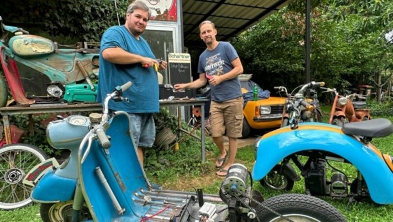 Martin Laukhardt (rechts) mit Jakob Offenbacher in seiner Werkstatt in Wetzelsdorf (Bild: Tom Neffe)