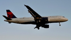 Eine Maschine der Delta Airlines musste wegen Maden im Gepäckfach umkehren (Symbolbild). (Bild: APA/AFP/Daniel SLIM)
