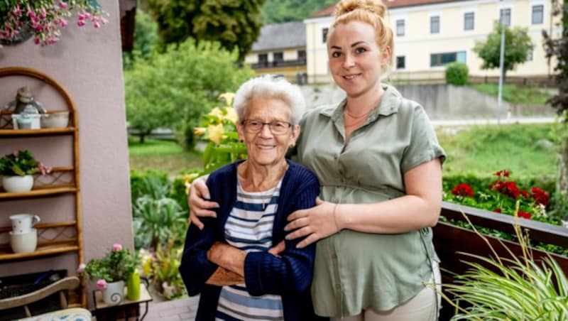 Ein richtiges Dreamteam: Enkelin Kathrin managed den Account ihrer Oma (Bild: Imre Antal)