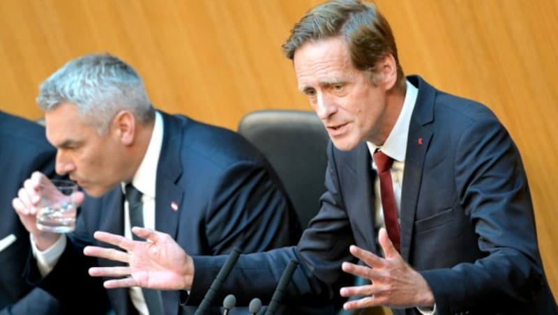 Heftige Kritik übte SPÖ-Finanzsprecher Jan Krainer an der Anti-Teuerungs-Politik von Bundeskanzler Karl Nehammer (ÖVP). (Bild: APA/ROLAND SCHLAGER)