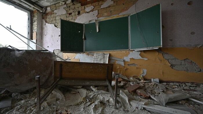 Eine zerstörte Schule in Charkiw