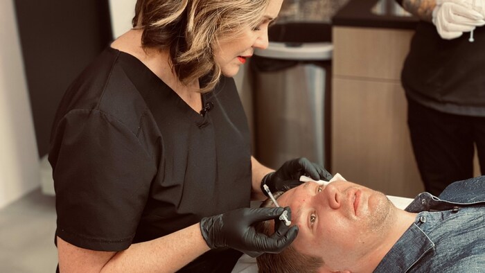 Künstlermanager und Buchautor Clemens Trischler lässt sich Botox spritzen.