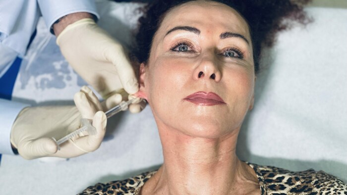 Mausi Lugner vertraut ganz auf die Künste von Beauty-Doc Artur Worseg.