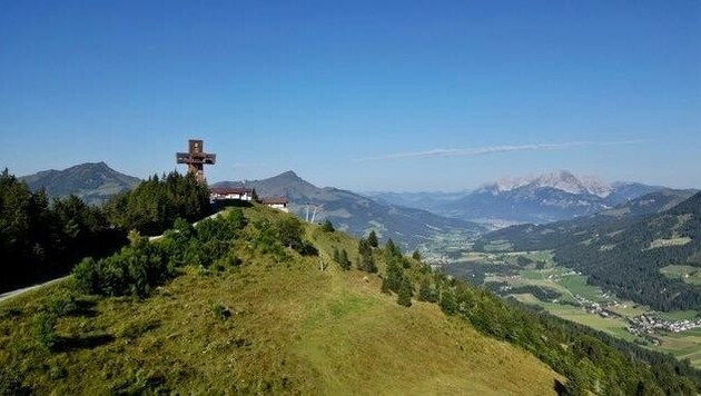 Das Jakobskreuz, dahinter mittig zu sehen das Kitzbüheler Horn und rechts der Wilde Kaiser. (Bild: Toni Silberberger)