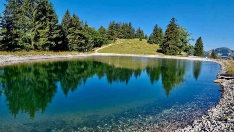 Das rechte Bild zeigt den Bergsee auf der Buchensteinwand - dort kann man die Füße im Wasser baumeln lassen. (Bild: Toni Silberberger)