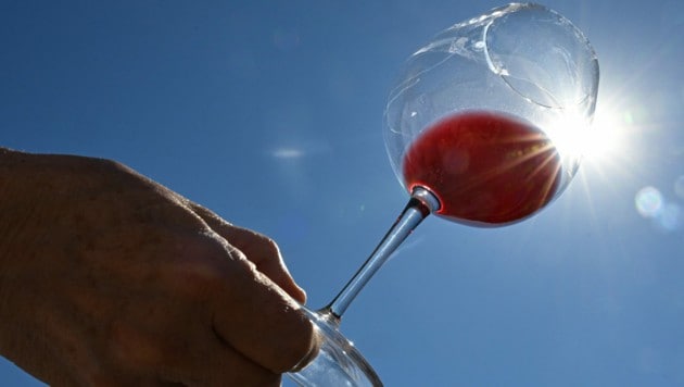 Insbesondere der weltberühmte französische Rotwein findet immer weniger Abnehmer. (Bild: AFP/SEBASTIEN BOZON)
