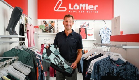 Otto Leodolter zeigt, warum seine Kleidung den hohen Preis Wert ist. (Bild: Markus Wenzel)